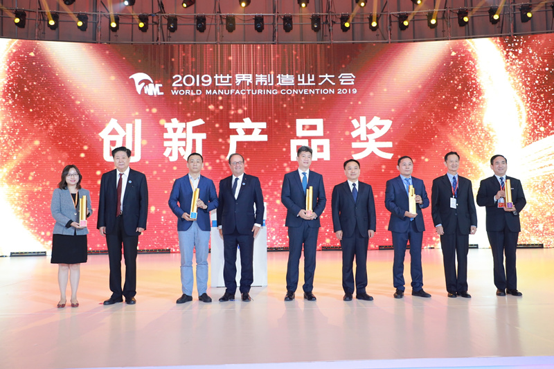 陜鼓集團(tuán)黨委書記、董事長李宏安（右一）代表企業(yè)領(lǐng)取了創(chuàng)新產(chǎn)品金獎_副本.jpg